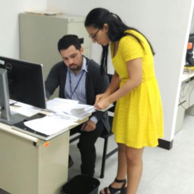 Hombre y mujer reunidos discutiendo sobre información en folleto