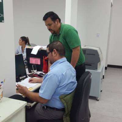 Dos hombres conversando en escritorio