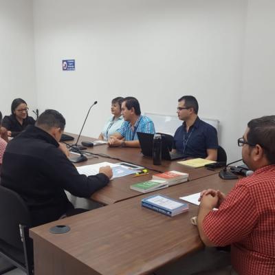 Grupo de personas sentados en mesa de reuniones