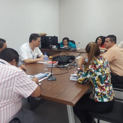 Grupo de personas sentados en mesa de reuniones