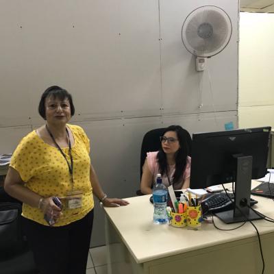 Dos mujeres conversando en oficina