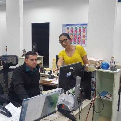 Hombre y mujer sentados en escritorio conversando