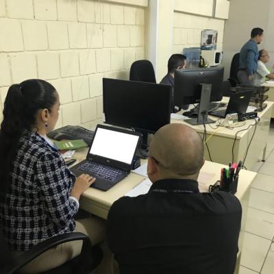 Personas en sala de oficinas