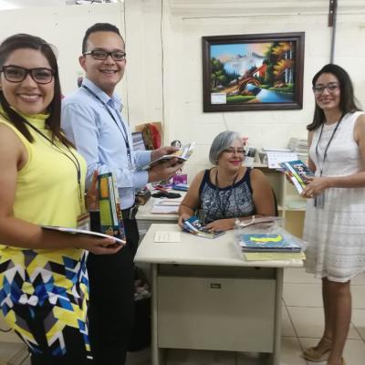 Grupo de personas de pie en oficina sonriendo