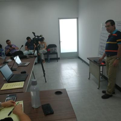 Grabación de hombre presentando a sus compañeros