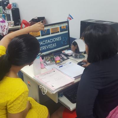 Dos mujeres sentadas en escritorio viendo sitio web