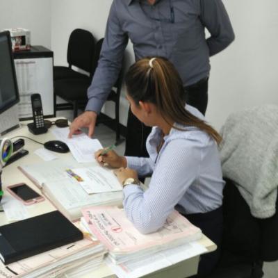 Hombre y mujer en oficina conversando