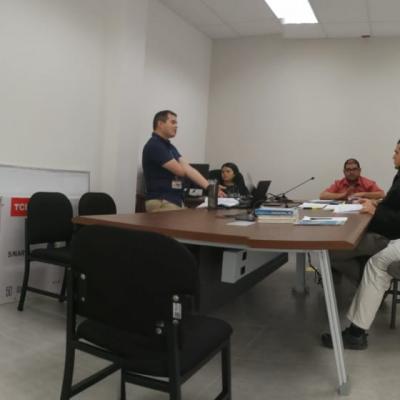 Grupo de personas sentadas en sala de reuniones