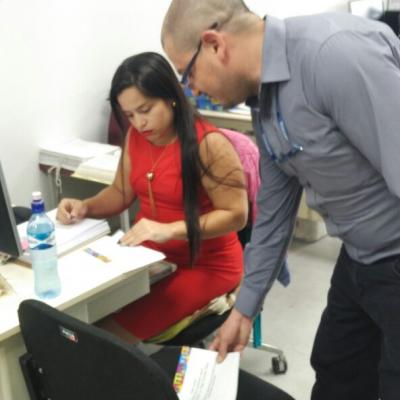 Hombre y mujer revisando folletos en escritorio