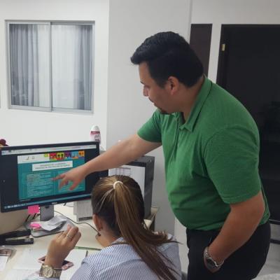 Hombre revisando junto a mujer sitio web
