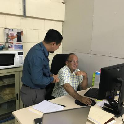 Dos hombres viendo computadora en oficina