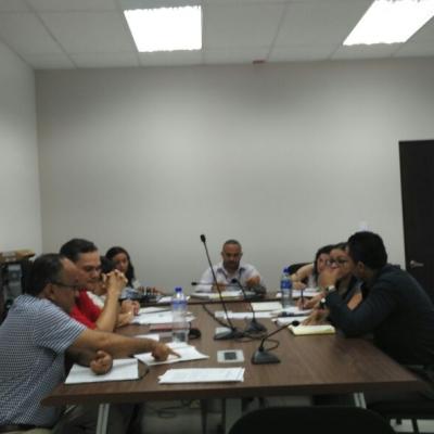 Grupo de personas sentadas en sala de reuniones
