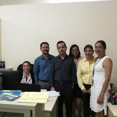 Personas en sala de oficinas