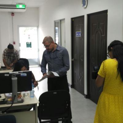 Personas en sala de oficinas