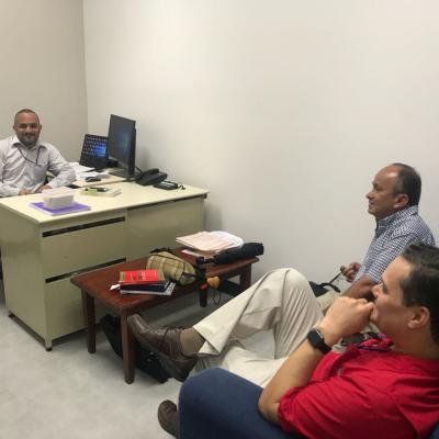 Tres hombres conversando en oficina