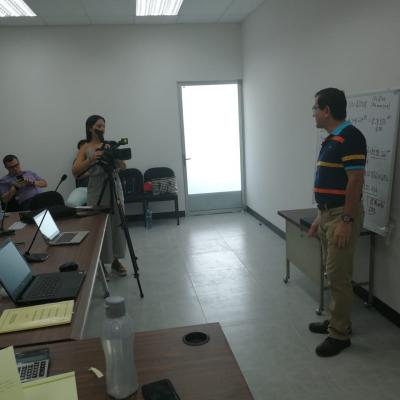 Grabación de video de hombre presentando a compañeros