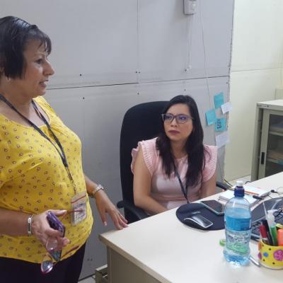 Dos mujeres conversando en escritorio