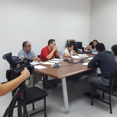 Grupo de personas sentadas en sala de reuniones