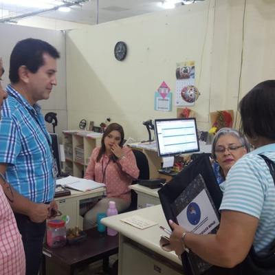 Grupo de personas conversando en sala de oficinas
