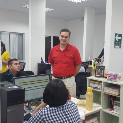 Grupo de personas conversando en sala de oficinas