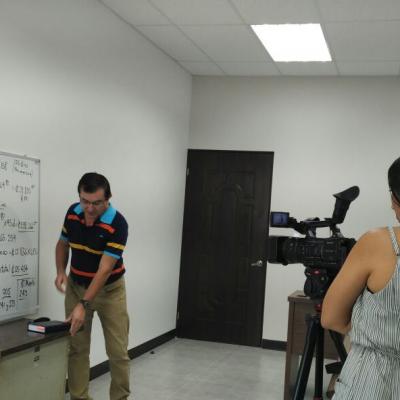 Mujer grabando a hombre presentador