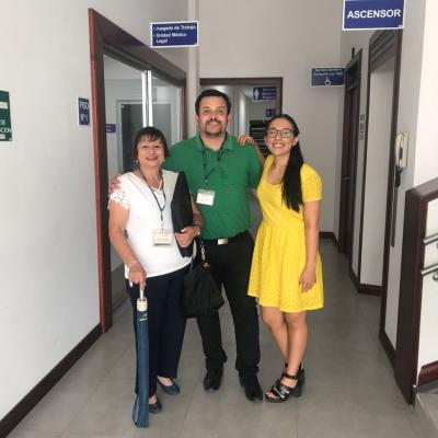 Tres personas posando de pie para la cámara