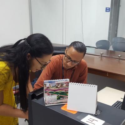 Dos personas revisando información en escritorio