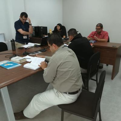 Grupo de personas sentadas en sala de reuniones