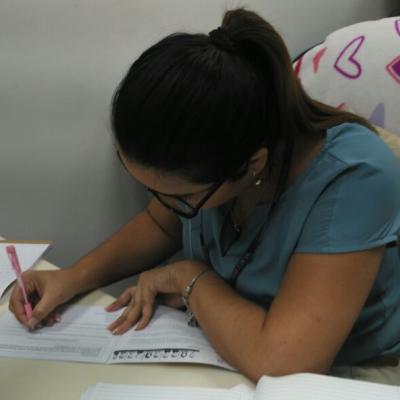 Mujer escribiendo en escritorio