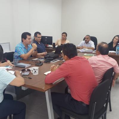 Grupo de personas sentadas en sala de reuniones