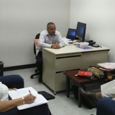 Tres personas conversando en oficina