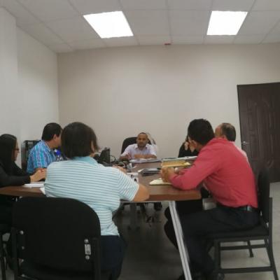 Grupo de personas sentadas en sala de reuniones
