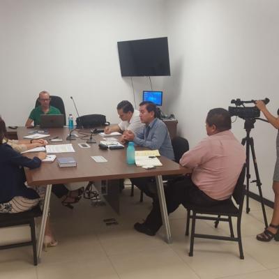 Grupo de personas sentadas en sala de reuniones