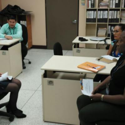 Grupo de personas conversando en sala de oficinas