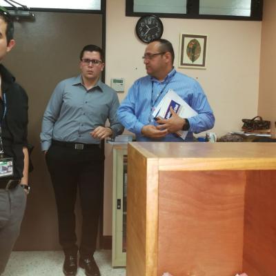 Tres hombres de pie conversando