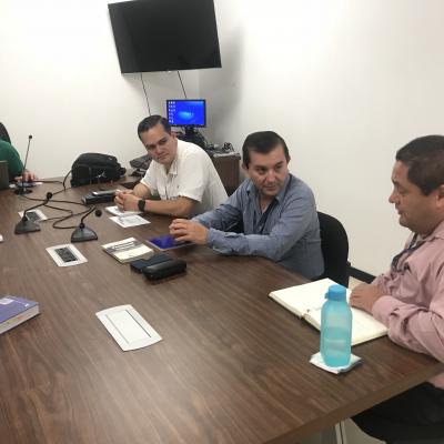 Grupo de personas sentadas en sala de reuniones