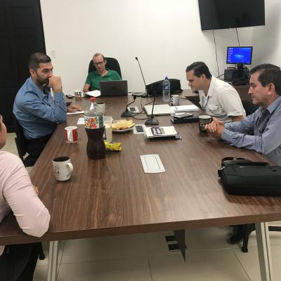 Grupo de personas sentadas en sala de reuniones