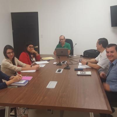 Grupo de personas sentadas en sala de reuniones