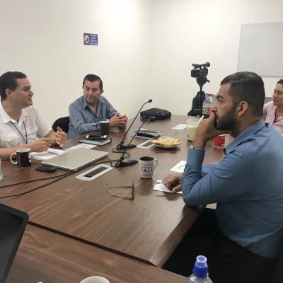 Grupo de personas sentadas en sala de reuniones