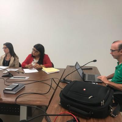 Grupo de personas sentadas en sala de reuniones
