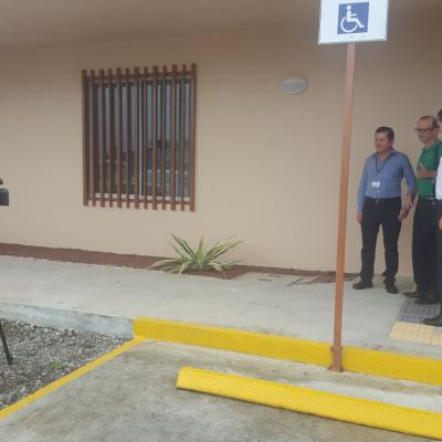 Hombres de pie esperando en parqueo