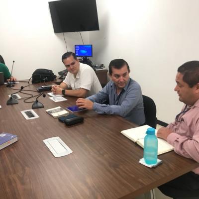 Grupo de personas sentadas en sala de reuniones