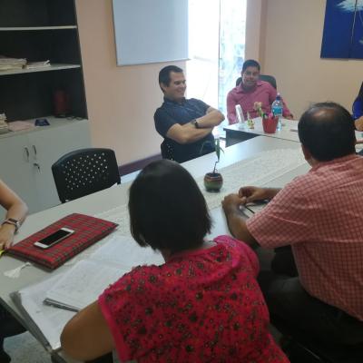 Grupo de personas sentadas en sala de reuniones