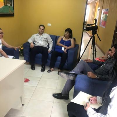 Grupo de personas sentados en oficina reunidos