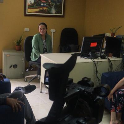Mujer sentada en su escritorio