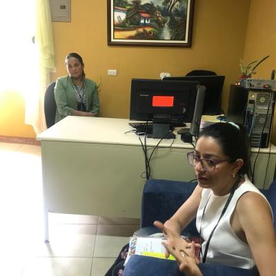 Dos mujeres en oficina