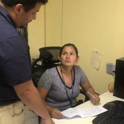 Dos personas revisando folleto en oficina