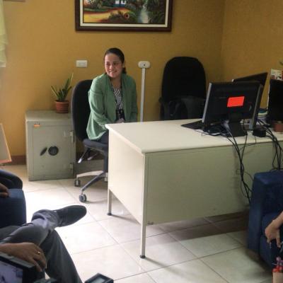 Mujer sentada en su escritorio