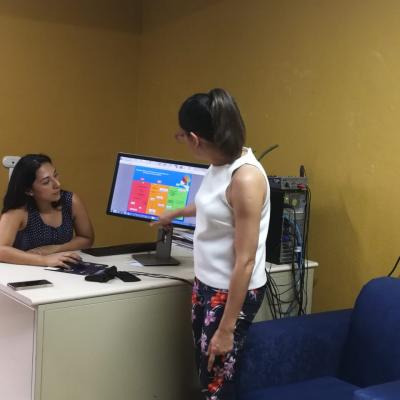 Dos mujeres revisando sitio web en computadora