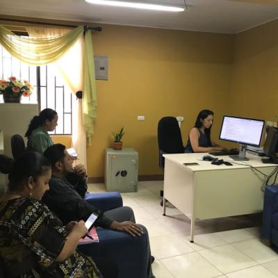Grupo de personas reunidos en oficina